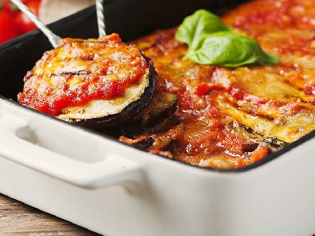 Печен патладжан с доматен сос, моцарела и пармезан на фурна - снимка на рецептата